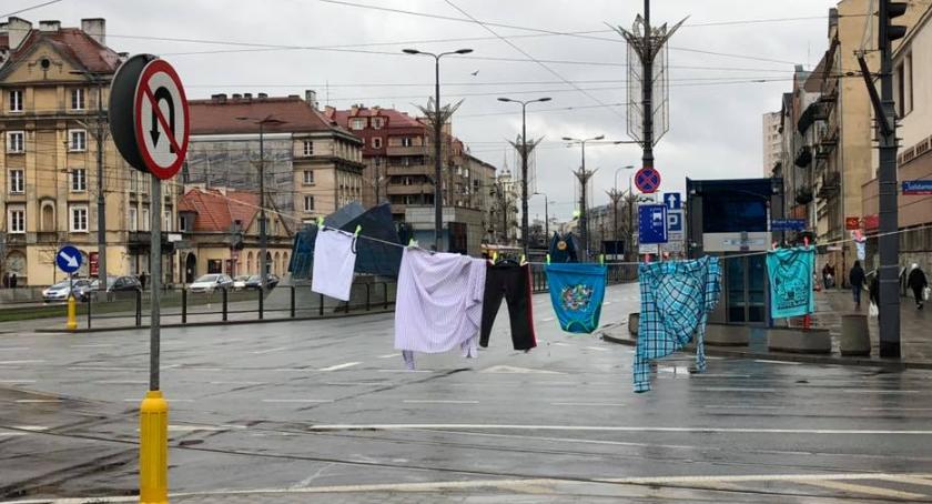 Na ulicach Warszawy, w różnych jej punktach centralnych, wisi… pranie! Kto je tam rozwiesił i po co?