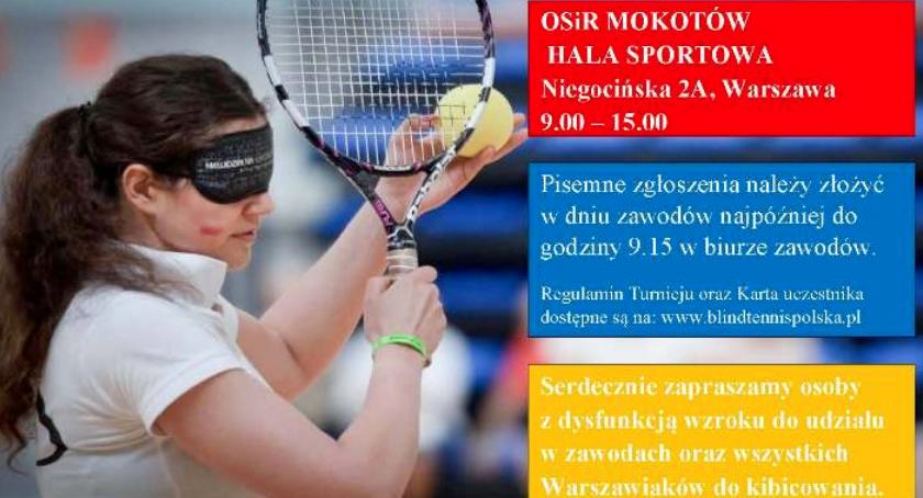 Zdjęcie przedstawia plakat wydarzenia, kobietę uprawiającą sport, tenis ziemny, z zasłoniętymi oczami.