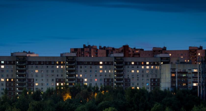 Nocne i niebezpieczne spacery po dachu...