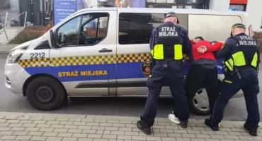 Skakał z pięściami, groził podpaleniem. Interwencja na Mokotowie!