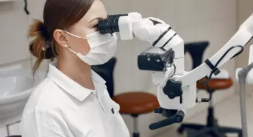 Leczenie zębów pod mikroskopem - dlaczego „tradycyjne” metody to czasem za mało?