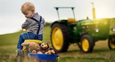 Zabawki rolnicze na prezent – co wybrać dla małego fana maszyn?     